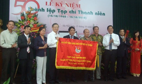 Bí thư Phan Văn Mãi tặng bức trướng cho  Ban Lãnh đạo các thời kỳ củaTCTN